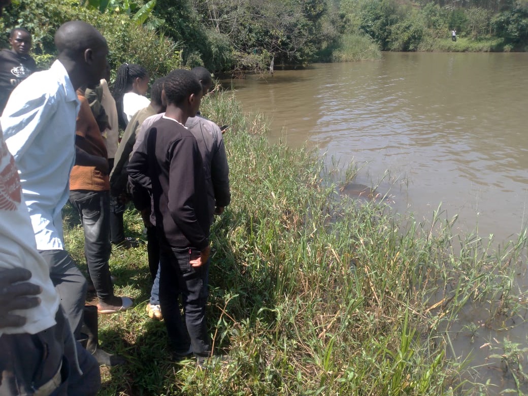 Members of the public at teh scene where the body of Mr Edward Too was found along Itare River. Photo/Courtesy