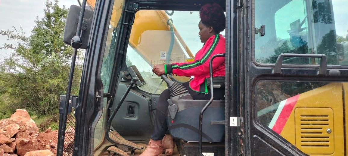 Rongena Manaret MCA Roseline Cheptoo leads a flagging of a road maitenance exercise that would see the ward open up with better roads. Photo/ Radio the Sheriff