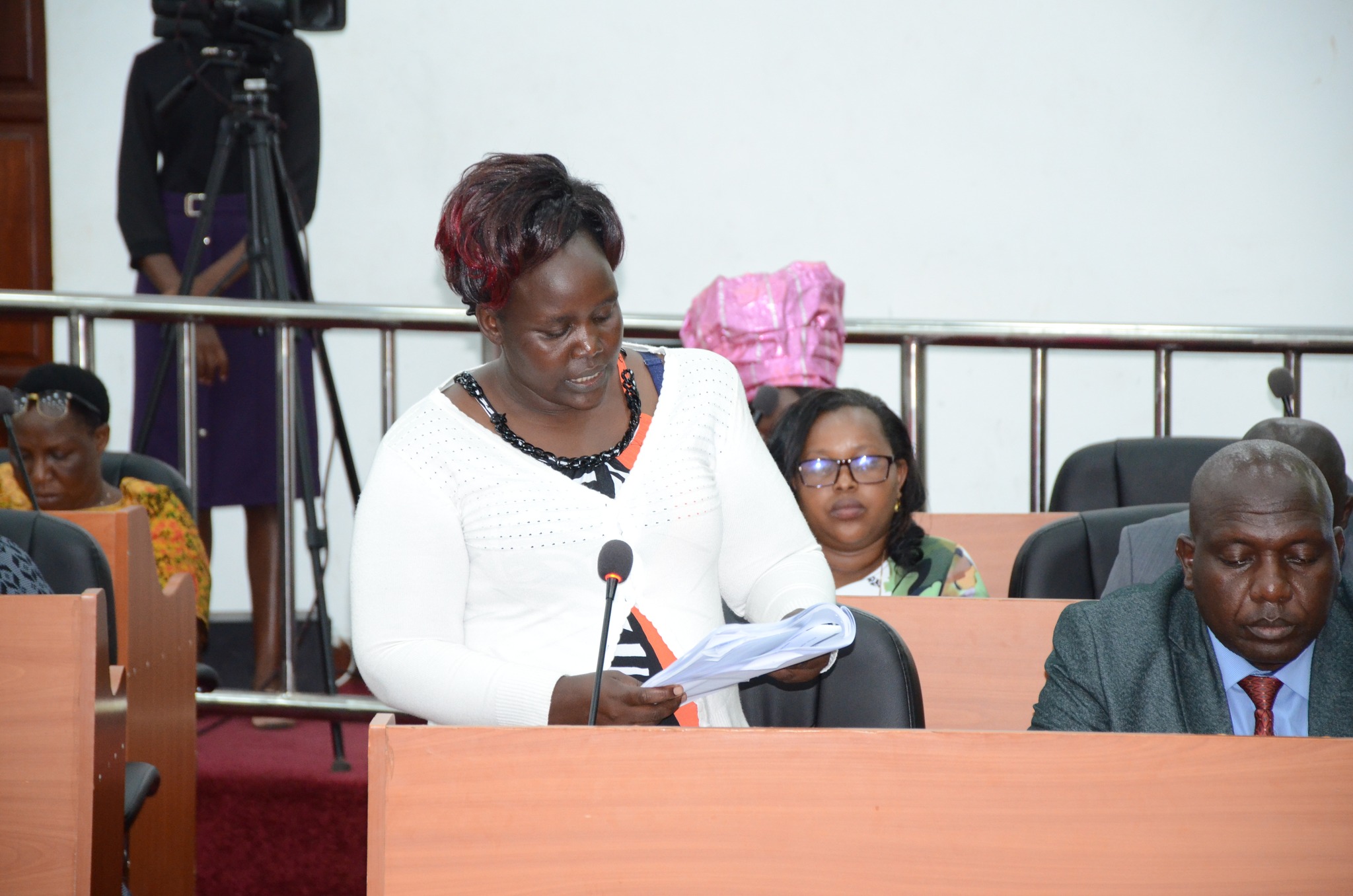 Rongena Manaret MCA Roseline Cheptoo who sits at the Budget Commitee while backing a procedural motion to adjourn to debate and approve the budget which has seen Nominated and elected MCAs lock horns. Photo/Kimagata Maridany