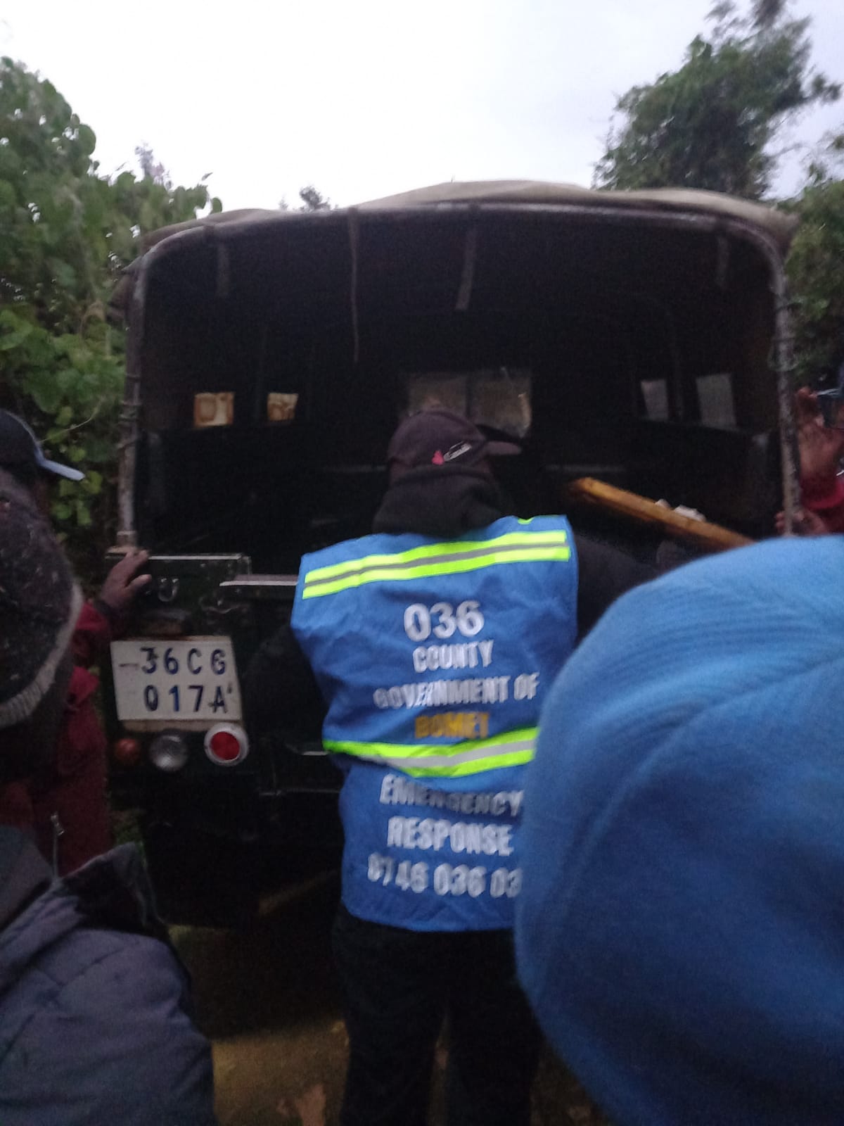 County divers help to evacuate the body of the deceased to Longisa County Referral Hospital Morgue. Photo/Kiptoo Kennedy
